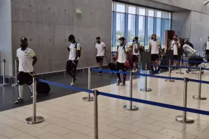 Στο αεροδρόμιο η αποστολή του ΑΠΟΕΛ (Φώτος/Βίντεο)