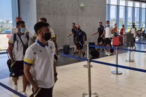 Στο αεροδρόμιο η αποστολή του ΑΠΟΕΛ (Φώτος/Βίντεο)