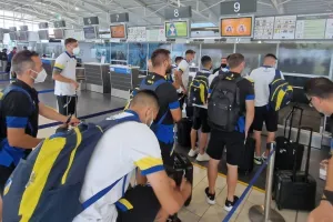 Στο αεροδρόμιο η αποστολή του ΑΠΟΕΛ (Φώτος/Βίντεο)