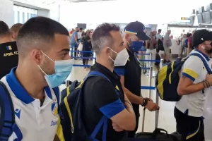Στο αεροδρόμιο η αποστολή του ΑΠΟΕΛ (Φώτος/Βίντεο)