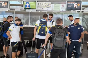 Στο αεροδρόμιο η αποστολή του ΑΠΟΕΛ (Φώτος/Βίντεο)