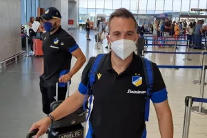 Στο αεροδρόμιο η αποστολή του ΑΠΟΕΛ (Φώτος/Βίντεο)