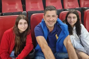 Με τις κοράσες του!