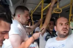Απόλλων/ Στο λεωφορείο... "Γύρω μου φωτιές" (Βίντεο Kerkida)