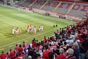 ΦΩΤΟΣ-ΒΙΝΤΕΟ / Όλο το γήπεδο ''Όλε-Όλε'' και... ''Χώμα που περπάτησα''