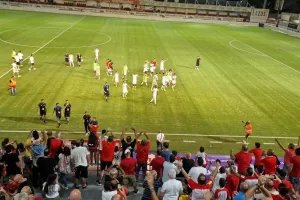 ΦΩΤΟΣ-ΒΙΝΤΕΟ / Όλο το γήπεδο ''Όλε-Όλε'' και... ''Χώμα που περπάτησα''
