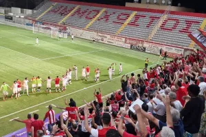 ΦΩΤΟΣ-ΒΙΝΤΕΟ / Όλο το γήπεδο ''Όλε-Όλε'' και... ''Χώμα που περπάτησα''