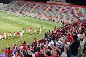 ΦΩΤΟΣ-ΒΙΝΤΕΟ / Όλο το γήπεδο ''Όλε-Όλε'' και... ''Χώμα που περπάτησα''