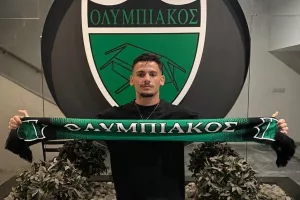 Φώτο με κασκόλ του Ολυμπιακού 