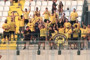 Οι οργανωμένοι της ΑΕΛ στην Περιστερώνα (φώτος/βίντεο)