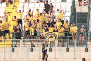 Οι οργανωμένοι της ΑΕΛ στην Περιστερώνα (φώτος/βίντεο)