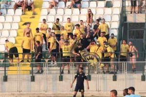 Οι οργανωμένοι της ΑΕΛ στην Περιστερώνα (φώτος/βίντεο)