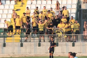 Οι οργανωμένοι της ΑΕΛ στην Περιστερώνα (φώτος/βίντεο)