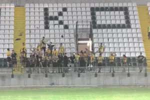 "ΑΕΛάρα σ’ αγαπώ"/Μια γροθιά παίκτες-οργανωμένοι (Βίντεο)