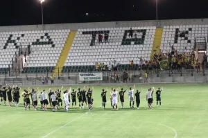 "ΑΕΛάρα σ’ αγαπώ"/Μια γροθιά παίκτες-οργανωμένοι (Βίντεο)