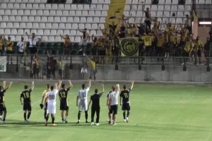 "ΑΕΛάρα σ’ αγαπώ"/Μια γροθιά παίκτες-οργανωμένοι (Βίντεο)
