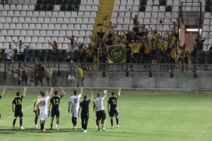 "ΑΕΛάρα σ’ αγαπώ"/Μια γροθιά παίκτες-οργανωμένοι (Βίντεο)