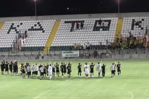 "ΑΕΛάρα σ’ αγαπώ"/Μια γροθιά παίκτες-οργανωμένοι (Βίντεο)