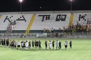 "ΑΕΛάρα σ’ αγαπώ"/Μια γροθιά παίκτες-οργανωμένοι (Βίντεο)