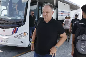Ο Μέγας Αλέξανδρος και ο Τσόρνιγκερ πάνω σε μπλούζα οπαδού του Απόλλωνα! (φώτο)