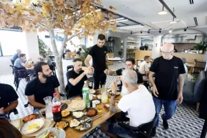 Απόλλων/Γεύμα στους δημοσιογράφους (Φώτος)