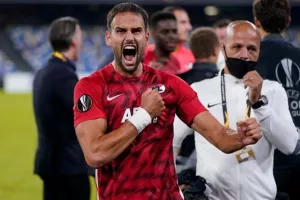 «Ολυμπιακός, ΑΕΚ και Λέτσε για Χατζηδιάκο»