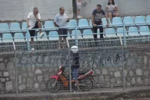 Ντελιβεράς παρέδωσε καφέδες την ώρα του αγώνα!