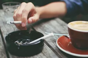 Να τι κάνει ο συνδυασμός νικοτίνης και καφεΐνης το πρωί