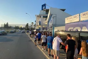Ουρές Ανορθωσιατών έξω από Anorthosis Store για Ουάρντα! (φώτος)