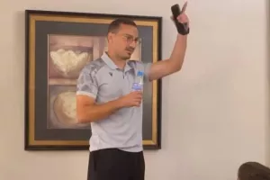 Μακρής πριν το τραγούδι: "Είμαι επιθετικός, winger κάτι σαν... αλεπού!" (βίντεο)