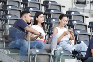 (Φωτορεπορτάζ) Ο κόσμος στην "ΑΡΕΝΑ"