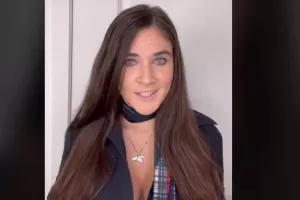 Αεροσυνοδός αποκαλύπτει τα μυστικά για φθηνότερα αεροπορικά εισιτήρια