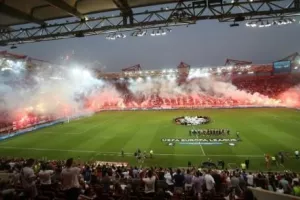 Δέχθηκε επίθεση Κορεάτης έξω από το "Καραϊσκάκης" - Εισιτήριο διαρκείας του δίνει ο Ολυμπιακός!