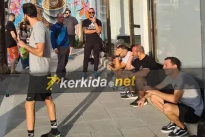 (Φώτος Kerkida)  Στη μπουτίκ του Απόλλωνα για ένα εισιτήριο από τις 05:00 το πρωί!
