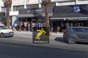 (Ώρα 10:10) Η ουρά... καλά κρατεί!
