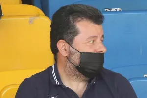Προσπαθεί να τα... διορθώσει