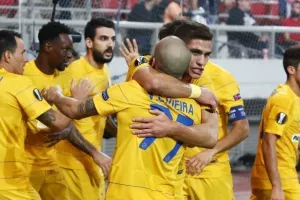 APOEL FC/Μέσα-εξω