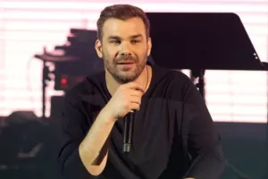 Ερμής Αραδίππου: Διοργανώνει Συναυλία με Σαμπάνη