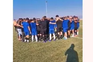 Το ποδόσφαιρο ενώνει/Έγιναν ΕΝΑ και φώναξαν για την κατεχόμενη πατρίδα μας! (βίντεο)