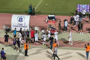 ΒΙΝΤΕΟ/Συνθήματα και ΟΛΕ μετά την τεσσάρα!