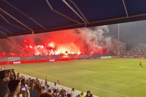 Στο μπλε - άσπρο το "ΠΑΠ" και pyro show κατά την είσοδο της Ανόρθωσης! (φώτος/βίντεο)