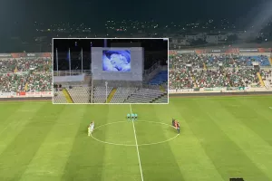 (Βίντεο/ΓΣΠ) Μονόλεπτος σιγή και γιουχαΐσματα