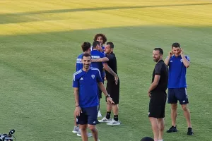 Αγκαλιές Ανορθωσιατών με Καλτσά και Χουσμπάουερ (φώτος)