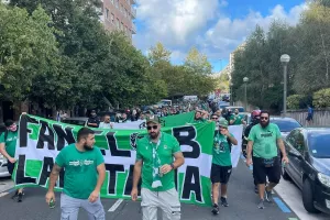 Η πορεία των Ομονοιατών για Reale Arena με συνοδεία αστυνομίας (φώτος/βίντεο Kerkida)
