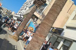 (Φώτος Kerkida)  Στη μπουτίκ του Απόλλωνα για ένα εισιτήριο από τις 05:00 το πρωί!