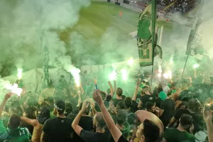 Μετά το 0-2… Pyro Show οι γηπεδούχοι! (φώτος/βίντεο) 