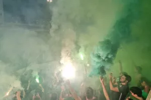 Μετά το 0-2… Pyro Show οι γηπεδούχοι! (φώτος/βίντεο) 