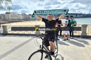 Πάνω στο ποδήλατο με το κασκόλ των Champions ο Θανάσης! 