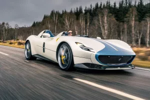 Έβγαλε εκατομμύρια πουλώντας... αόρατες Ferrari