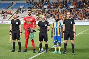 ΑΠΟΕΛ - Άρης: Το 3 στα 3 "γράφτηκε" με σπουδαίο διπλό! (φώτος)